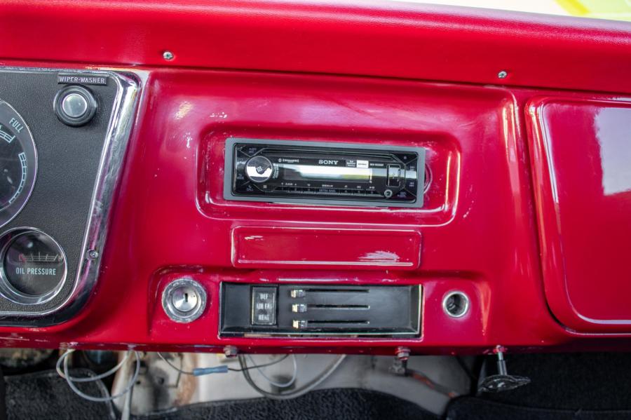 Детали интерьера Chevrolet C10 Custom 1967 года  (фото 86 из 145)